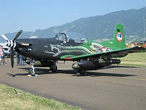 Archivo:PC-7 Viper