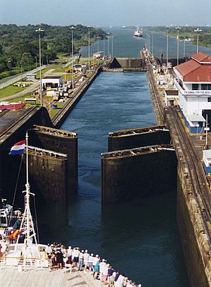 Archivo:Panama Canal Gatun Locks opening