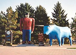 Archivo:Paul Bunyan and Babe statues Bemidji Minnesota crop