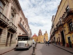 Archivo:Plaza de la Paz, Guanajuato Capital, Guanajuato - Autobús