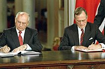 Archivo:RIAN archive 330109 Soviet President Mikhail Gorbachev and U.S. President George Bush