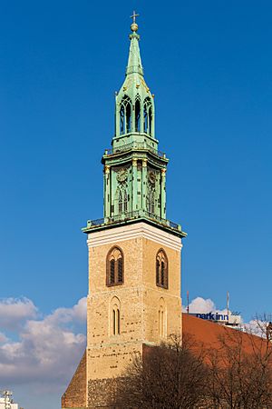 Archivo:St. Marienkirche, Berlin-Mitte, Turm, 160213, ako