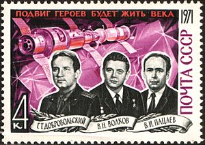 Archivo:The Soviet Union 1971 CPA 4060 stamp (Cosmonauts Georgy Dobrovolsky, Vladislav Volkov and Viktor Patsayev)