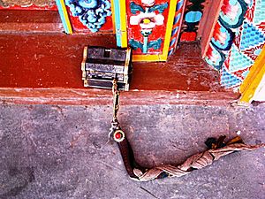 Archivo:Tibetan Lock and key - Dhankhar Gompa, Spiti. 2004