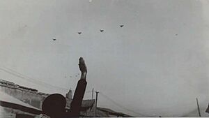 Archivo:Un partidario de Franco hace el saludo fascista a bombarderos alemanes