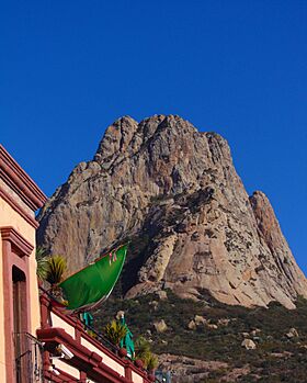Una vista de la Peña de Bernal.jpg