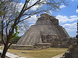 Archivo:Uxmal-House-of-the-Magician-1