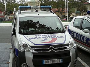 Archivo:Vehículo de la Policía Nacional francesa en Arcachón 02