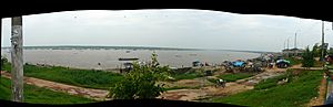 Vista frontal del río Ucayali en el puerto de Pucallpa.jpg