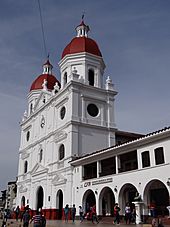 Archivo:Vista lateral de la Concatedral de San Nicolás el Magno de Rionegro