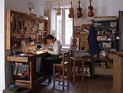 Archivo:Workshop luthier