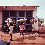 Young salesmen in Porto Novo- Nuoria myyjiä Porto Novossa (16842330141)