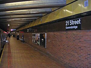 Archivo:21st-Queensbridge Subway Station by David Shankbone