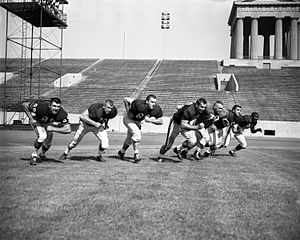 Archivo:8X10A 1961 Chicago Bears o-line practice 1