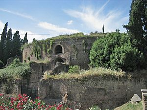 Archivo:Augustuksen mauseleomi