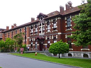 Archivo:Bilbao - Hospital Universitario de Basurto 10
