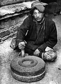 Archivo:Bundesarchiv Bild 135-BB-152-11, Tibetexpedition, Tibeter mit Handmühle