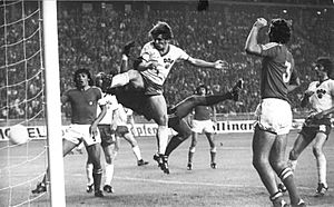 Archivo:Bundesarchiv Bild 183-N0618-0044, Fußball-WM, DDR - Chile 1-1