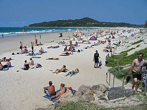 Archivo:Byron Bay (Australia) main Beach from town