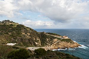 Archivo:Castillo del Desnarigado y faro Punta Almina, Ceuta, España, 2015-12-10, DD 38