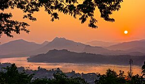 Archivo:Dragonfly Over the Mighty Mekong (24714220854)