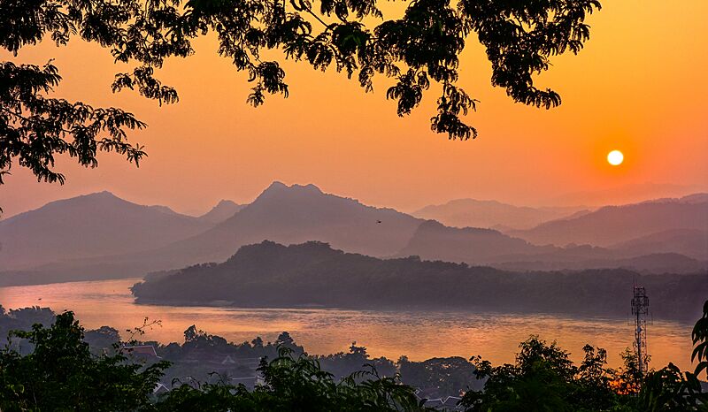 Dragonfly Over the Mighty Mekong (24714220854)