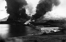 Archivo:Dutch Harbor under attack June 1942