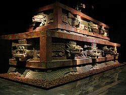 Archivo:Facade of the Temple of the Feathered Serpent (Teotihuacán)