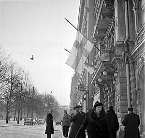 Archivo:Finnish flag at half-mast interim peace Helsinki 1940