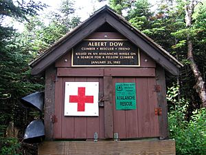 Archivo:First Aid cache on Mt Washington