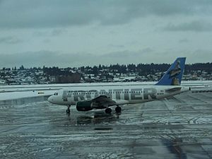 Archivo:Frontier Plane at Portland International Airport