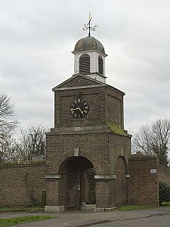 Gateway-Clocktower at Purfleet - geograph.org.uk - 323278.jpg