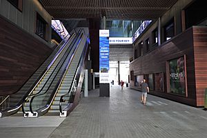 Archivo:Ground floor escalators 2018 Sept Pier 17 jeh