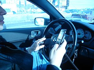 Archivo:Hand held phone in car