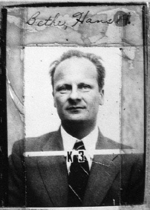 Archivo:Hans Bethe ID badge