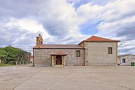 Iglesia de San Juan Bautista en Castraz lateral.jpg