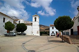 Iglesia y Palacio de Villanueva de Cauche.jpg