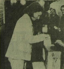 Archivo:Isabel Perón votando en 1973