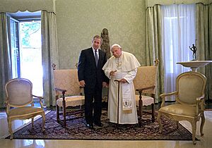 Archivo:John Paul II and George Bush 2001