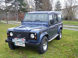 Archivo:LandroverDEFENDERazul