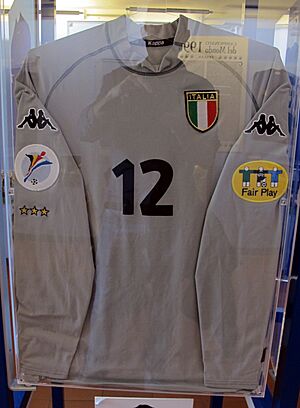 Archivo:Maglia di francesco toldo indossata nel 2000, 01