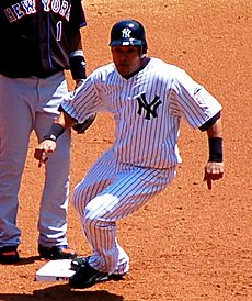 Archivo:Melky Cabrera on the basepaths in May 2008
