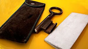Archivo:Messing Friedhofsschlüssel eines Pfarrers mit Einhändigungsschein und Etui - 1935