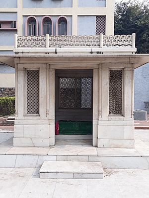 Archivo:Mirza Ghalib's tomb in Delhi