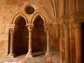 Archivo:Monasterio de Santa María de Huerta - Claustro gótico - Panteón de los Señores de Molina