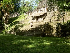 Archivo:Mundo Perdido East Platform with Temple 5D-87, Templo de las Calaveras