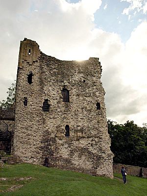 Archivo:Peveril Castle keep, 2008