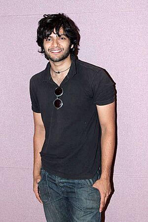 Archivo:Photo Of Ali Fazal From The Javed Ali's song recording for film 'Bat Bann Gayi'