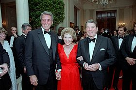 Archivo:President Ronald Reagan and Nancy Reagan with Rock Hudson
