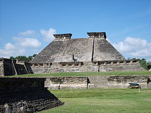 Archivo:Ruins of El Tajín 2